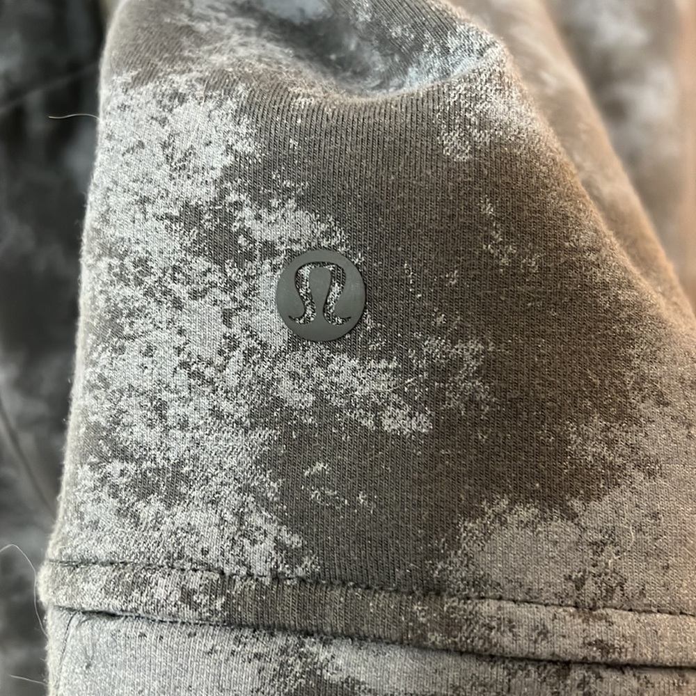 Lululemon - Picture 3 of 3